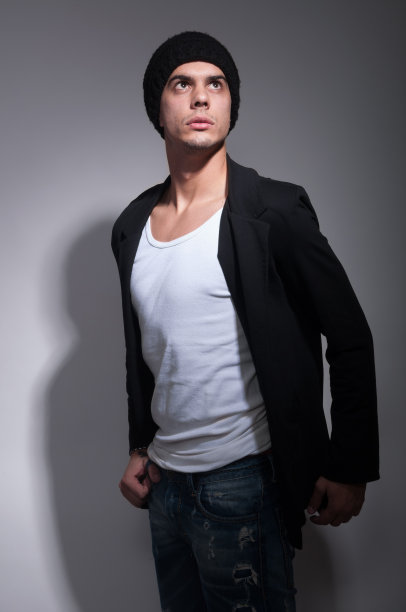 穿黑夹克的男人抬头看图片下载