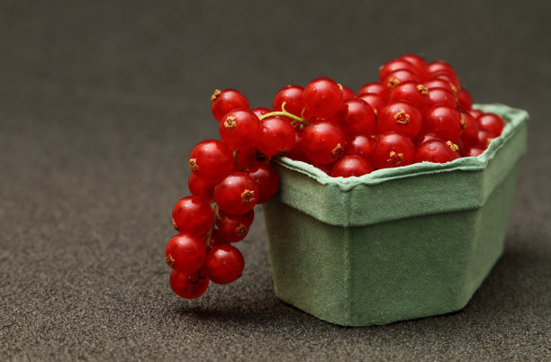 盒子里的红醋栗，以黑色为背景图片下载