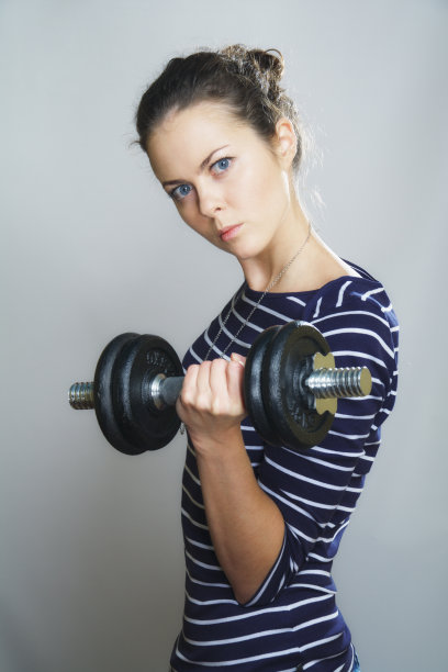 拿着哑铃的严肃女孩图片下载