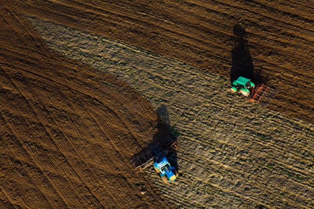 田里的拖拉机图片下载