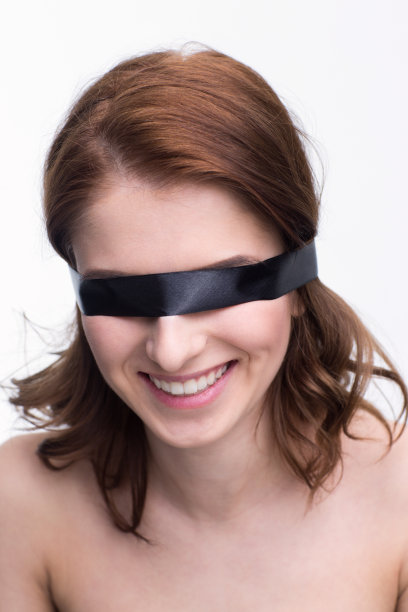 蒙着黑眼罩的女人图片下载