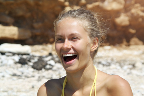 美丽的微笑的女孩图片下载