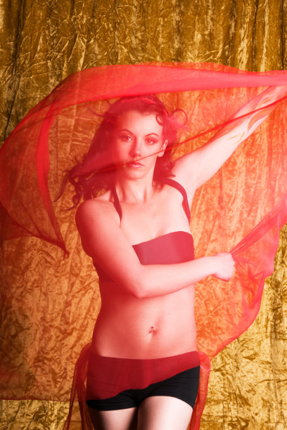 火女神在前面挥舞红围巾。图片下载