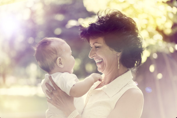 奶奶带着小宝宝在户外微笑图片下载