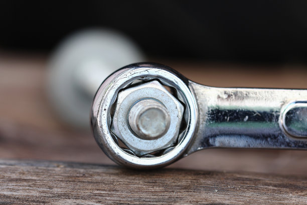 使用时用扳手拧紧螺母图片下载