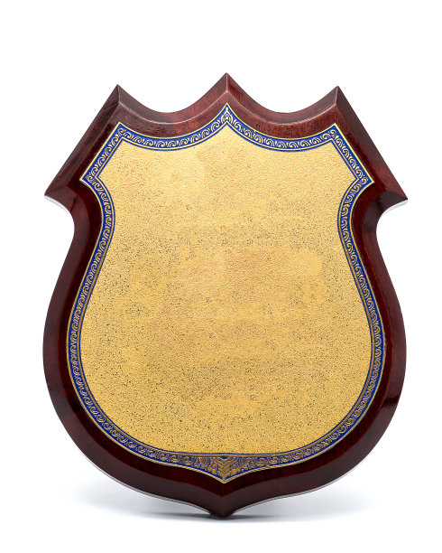 金盾文凭在木框架上孤立的白色背景图片下载