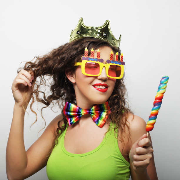 可爱的女人戴着皇冠和有趣的太阳镜图片下载