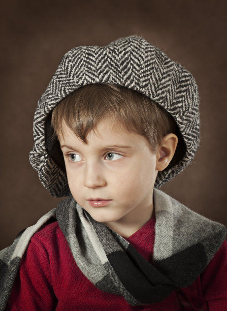 一个戴着帽子的小男孩的肖像图片下载