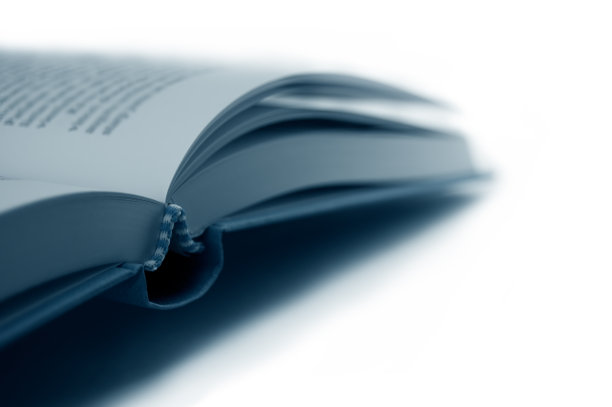 打开书的特写，孤立的透视，以蓝色调图片下载