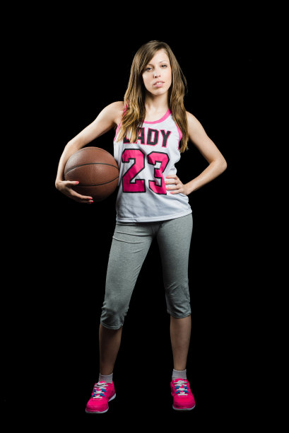 可爱的女孩，拿着篮球，看着镜头图片下载