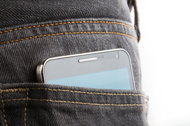 牛仔裤口袋装智能手机图片下载