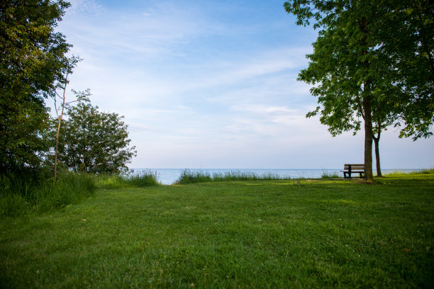 公园长椅与水景图片下载