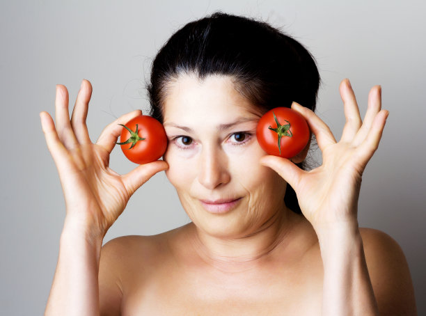 亚洲女子展示西红柿图片下载