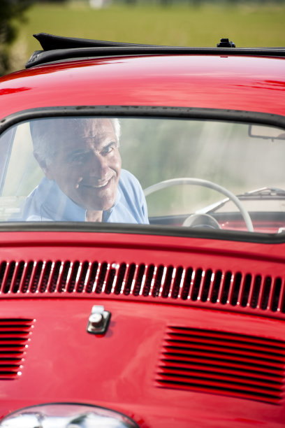 老爷车里的老人图片下载