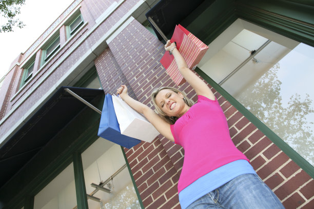 低视角兴奋的女性购物者图片下载