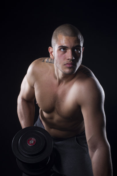 强大的年轻人图片下载