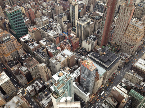 从楼顶俯瞰曼哈顿的高楼大厦图片下载