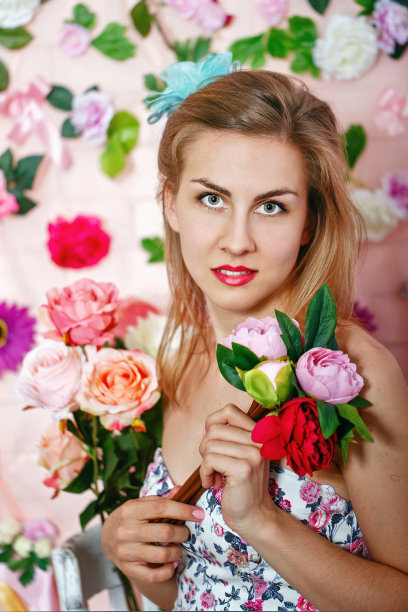 带着花的可爱女孩图片下载