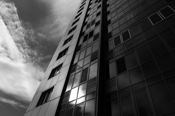 办公楼在多云的背景图片下载