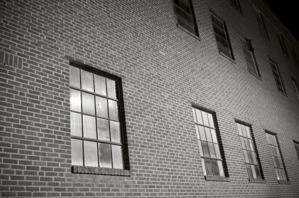 夜间废弃仓库图片下载