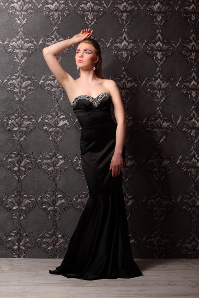 美丽的女人与时尚的发型和魅力的化妆，工作室图片下载