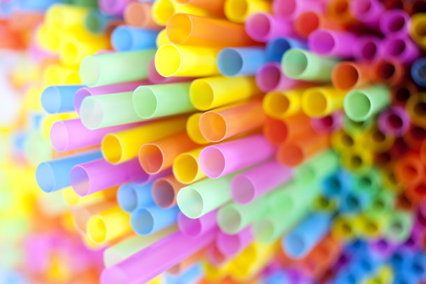 五颜六色的饮用稻草背景。图片下载