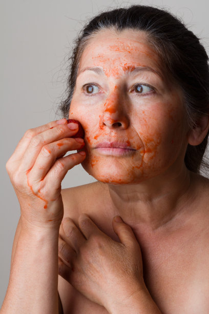 女人做化妆面膜图片下载