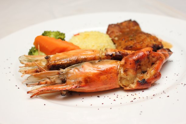 美味的烤虾上的菜。图片下载