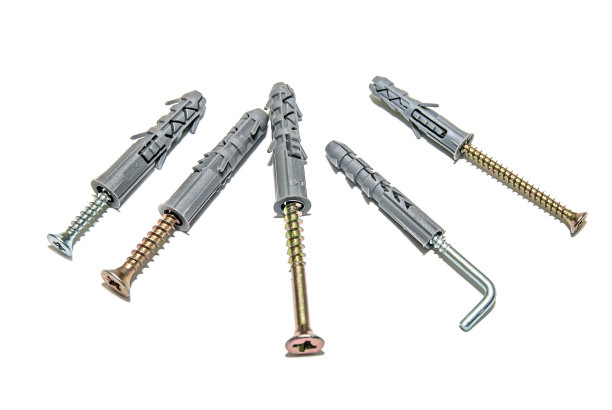 白色背景上的圆木钉和螺丝图片下载