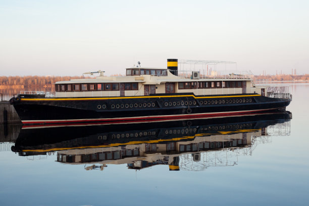 河上漂亮的船图片下载