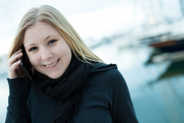 年轻女子在打电话图片下载