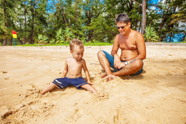 在沙滩上玩耍图片下载