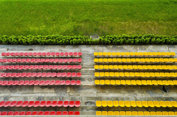 红色和黄色的看台座位图片下载