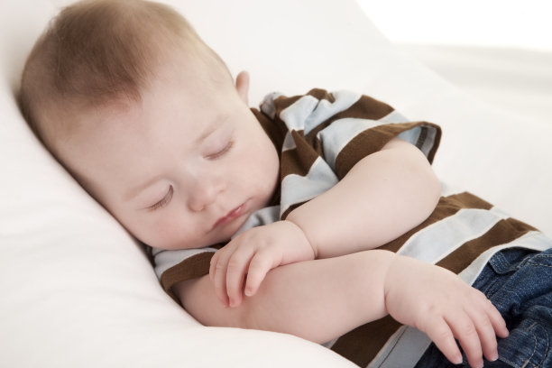 睡觉的孩子图片下载