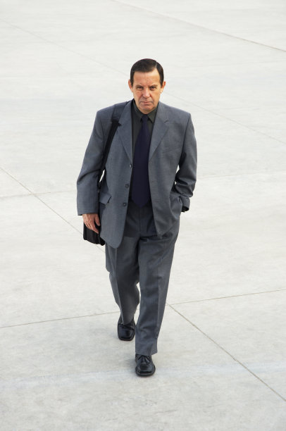 严肃的人图片下载