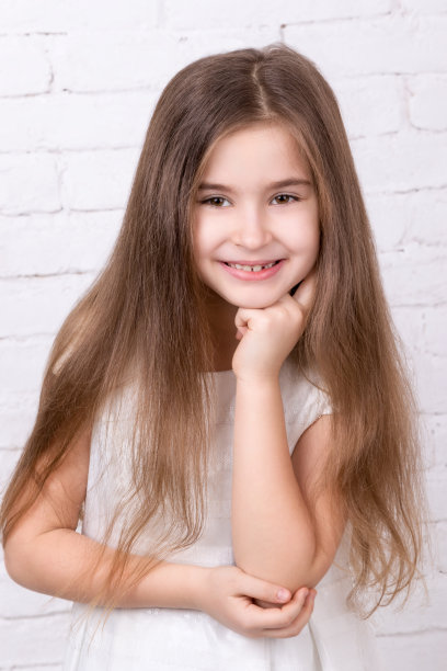 一个可爱的小女孩的肖像图片下载