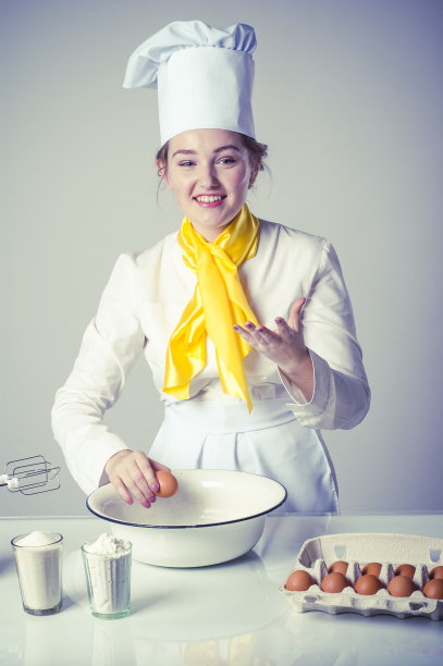 年轻女子在厨房做饭图片下载