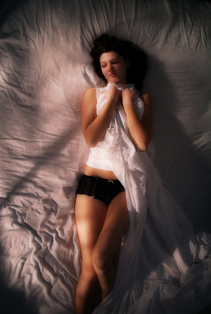 女孩在床上图片下载