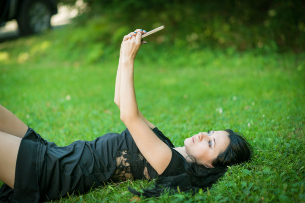 年轻女子正在自拍图片下载