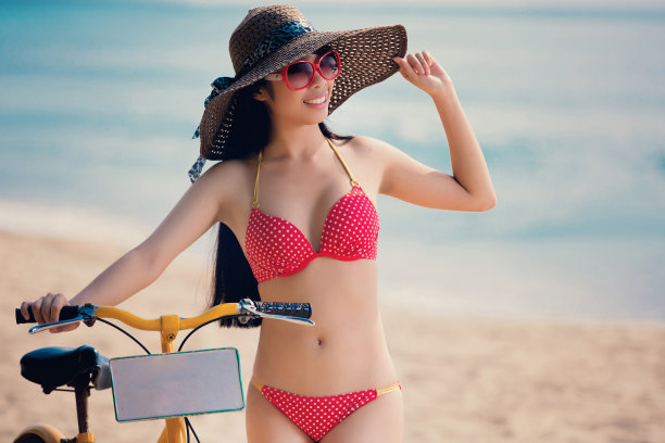 在海滩上穿着比基尼的女人，图片下载