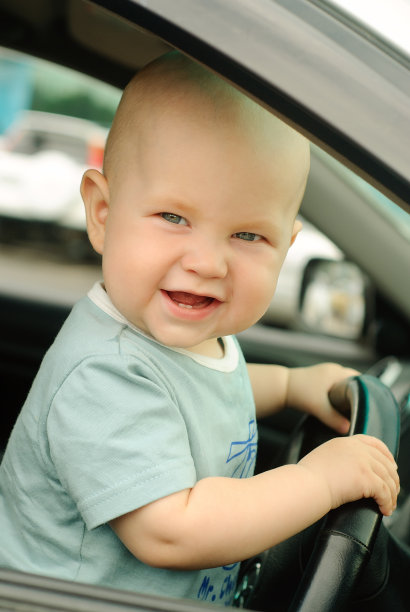 可爱的男孩在开车图片下载