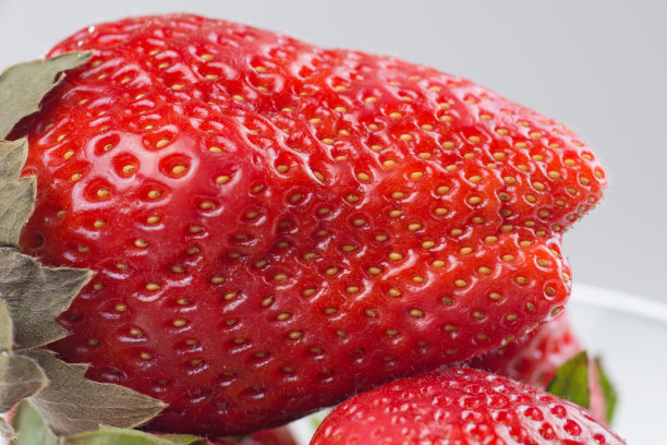 新鲜红草莓的细节特写图片下载