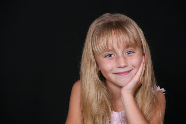 可爱的金发小女孩图片下载