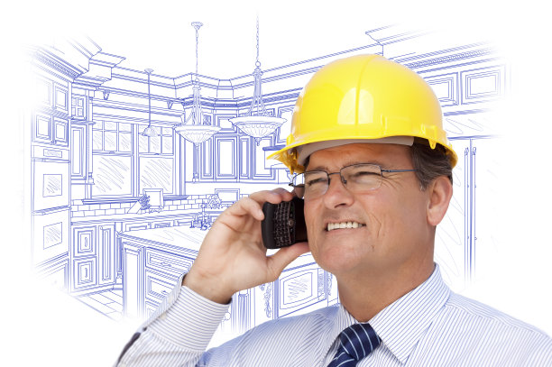 承包商在Hardhat在电话定制厨房绘图图片下载