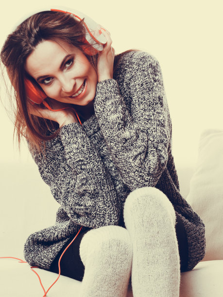 女人戴着耳机听音乐图片下载