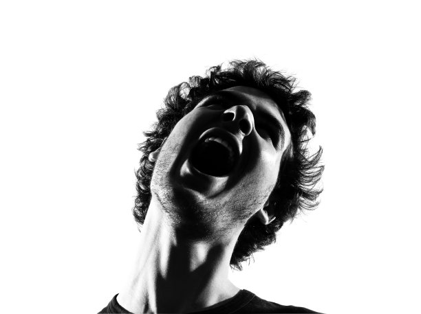 年轻人侧影尖叫，愤怒的画像图片下载