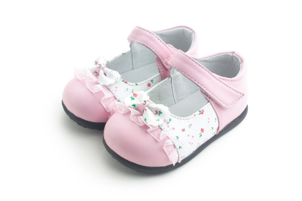 孩子的粉红色的鞋子图片下载