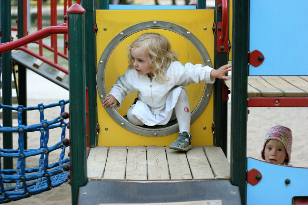 小女孩在儿童游乐场图片下载