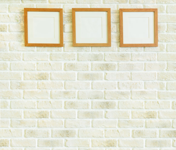 白色砖墙上的木框架图片下载