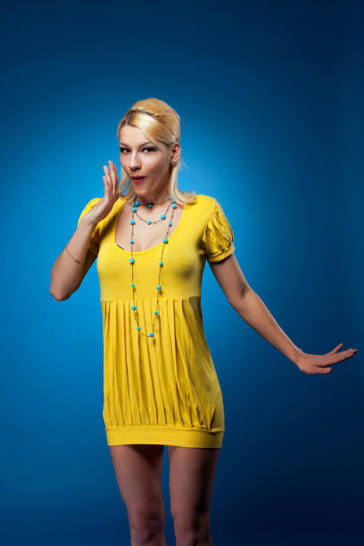 一个穿黄色衣服的女人很惊讶图片下载